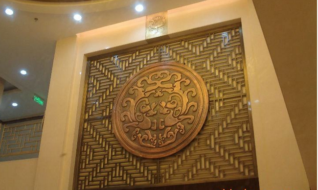 英华铜业酒店大厅铜装饰背景墙案例