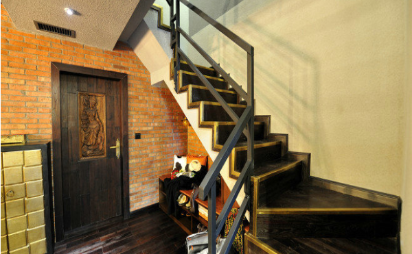 高效利用铜艺楼梯的空间